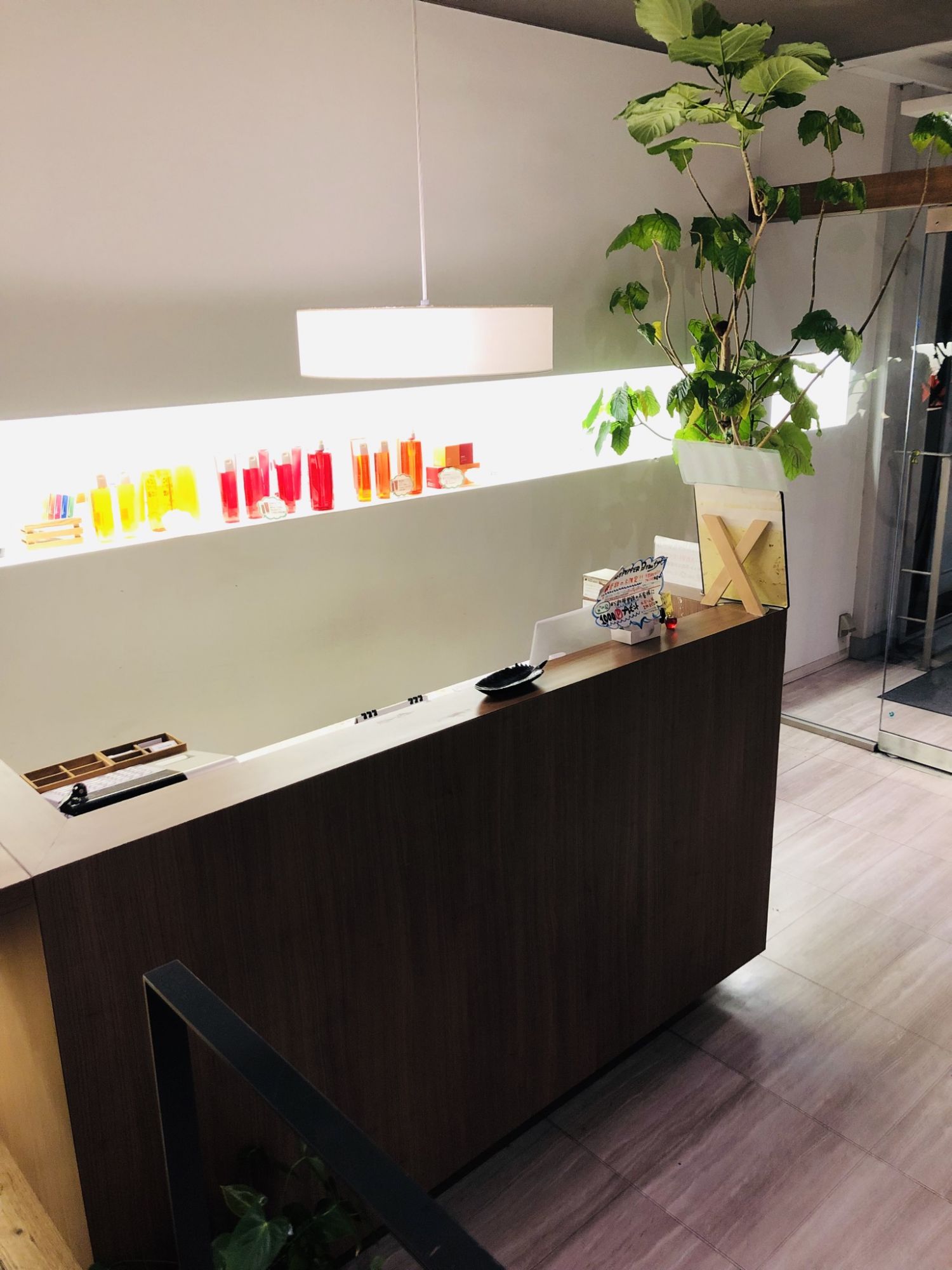 【千里丘】≪時給1200円/土日1300円≫≪ライフスタイルに合わせて働ける≫≪土日祝日出勤可能な方優遇≫カットのメニューはなし!カラーとシャンプーができればOK!地域の方々に人気のカラー専門店!「染め家 千里丘店(ソメヤセンリオカテン)」からカラーリスト(美容師)の求人☆★