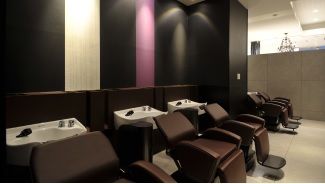 【柏駅】◇◆日曜休みあり・月8日休み・寮あり・引っ越し支援金・産休育休制度あり・社会保険完備など抜群の待遇があり、安心してスタイリストを目指してもらえます！日常のサロンワーク以外にも色々な事にチャレンジしていける環境です♪“TRUTH 柏店（トゥルースカシワテン）からアシスタント（美容師）の求人★☆