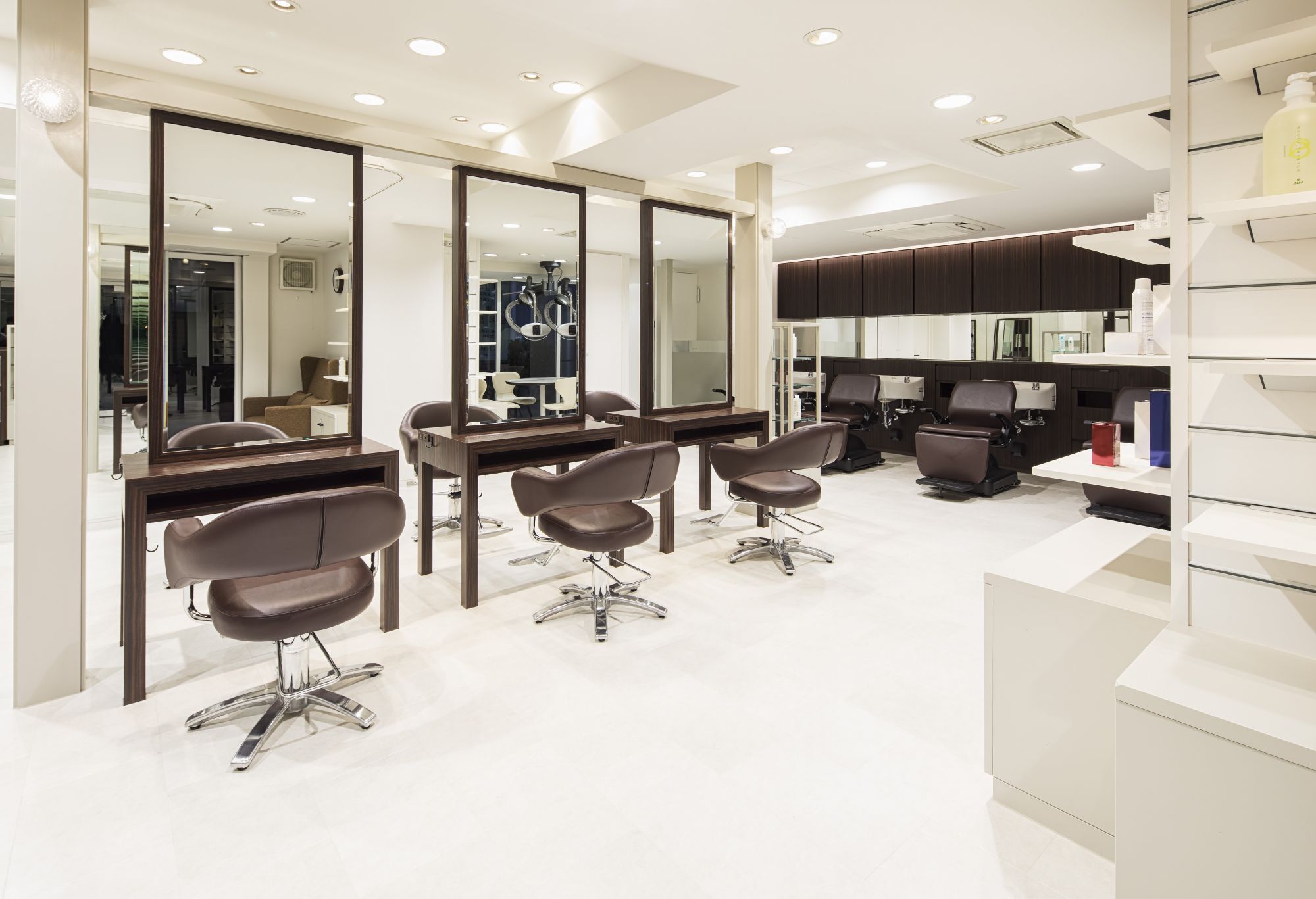 【経堂】<完全週休2日制><社会保険完備>全国に展開するヘアサロン!30万円以上の高月給も可能◎歴史と実績のある会社なので安定して美容師を続けて行くことができます♪TAYA 経堂店(タヤキョウドウテン)からスタイリスト(美容師)の求人☆★
