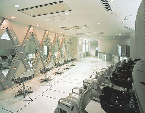 【舞浜】<完全週休2日制><社会保険完備>抜群の待遇を擁する全国に展開するTAYAグループ☆充実の教育体制があり安心して美容師を続けられる環境が人気♪TAYA CRYSTAL WORLD イクスピアリ店(タヤクリスタルワールドイクスピアリテン)からアシスタント(美容師)の求人☆★