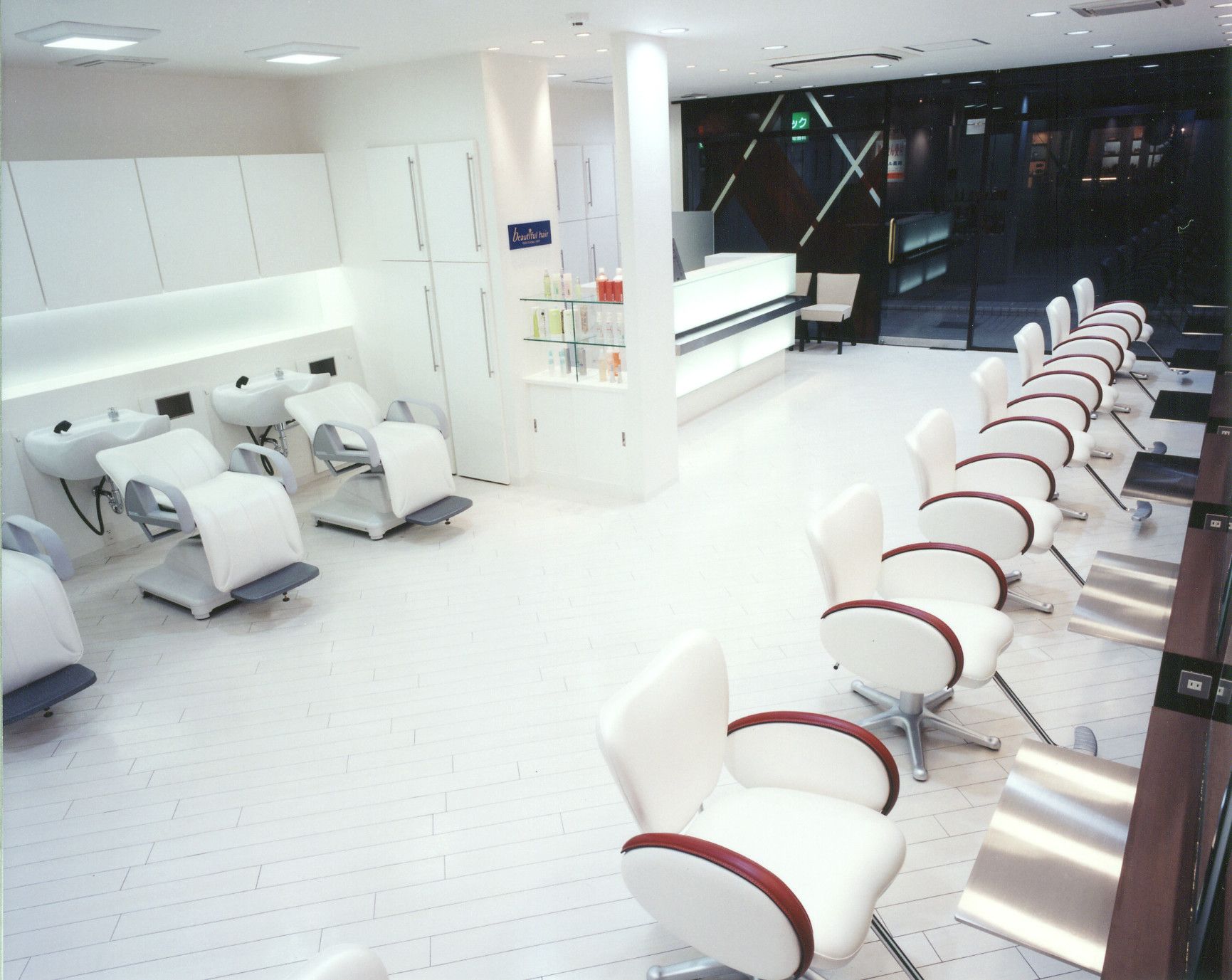 【藤が丘】<完全週休2日制><社会保険完備>抜群の待遇を擁する全国に展開するTAYAグループ☆入客チャンス〇月給30万円以上も可能です♪TAYA もえぎ野店(タヤモエギノテン)からアシスタント(美容師)の求人☆★