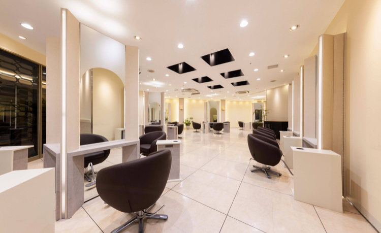 【大阪駅】＜完全週休2日制＞＜社会保険完備＞全国に展開するヘアサロン！安心の待遇＆充実の教育環境が魅力！完全週休2日でプライベートを充実させながら安心してスタイリストを目指せます！「TAYA ハービスPLAZA ENT店（タヤハービスプラザエントテン）」からアシスタント（美容師）の求人☆★