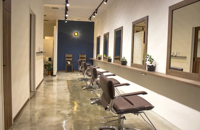 【熊谷】≪毎週月火定休≫≪19時までには退勤可能≫≪社会保険完備≫髪質・頭皮改善と似合わせカットが得意な、大人のラグジュアリーサロン！プライベートの時間も充実でき、スタッフの仲も良いので楽しく仕事を続けられます♪Ddoor hair vision（ディードアヘアビジョン）からスタイリスト（美容師）の求人☆★