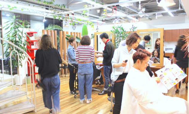 【熊谷】≪毎週月火定休≫≪19時までには退勤可能≫≪2年でデビュー可能≫≪社会保険完備≫髪質・頭皮改善と似合わせカットが得意な、大人のラグジュアリーサロン！プライベートの時間も充実でき、計画性のあるカリキュラムに沿ってレッスンするので確かな技術を学べます♪Ami-Hair annex（アミィヘアー アネックス）からアシスタント（美容師）の求人☆★