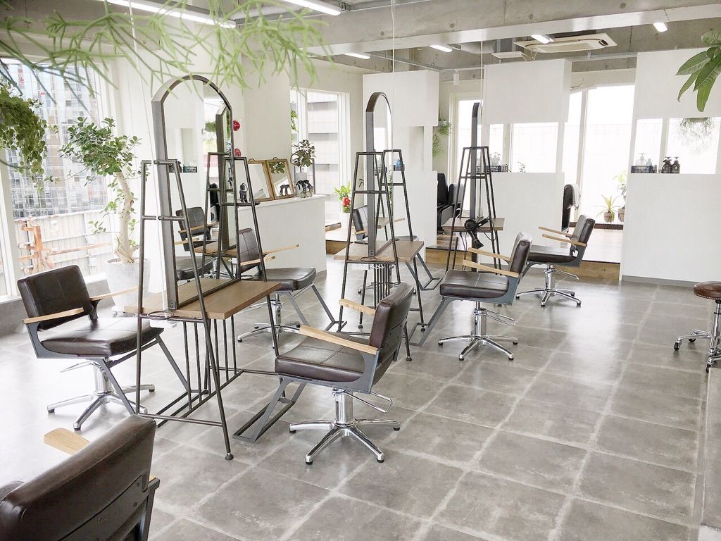 【難波】〇完全歩合制〇≪1日1万円保証あり≫≪フリー40％／指名50％還元≫≪オシャレな内装≫≪お休みや時間の相談OK≫立地抜群＆マンツーマン！美容師として成長出来る人気サロン「YOLO hair（ヨロヘアー）」からスタイリスト（美容師）の求人☆★☆