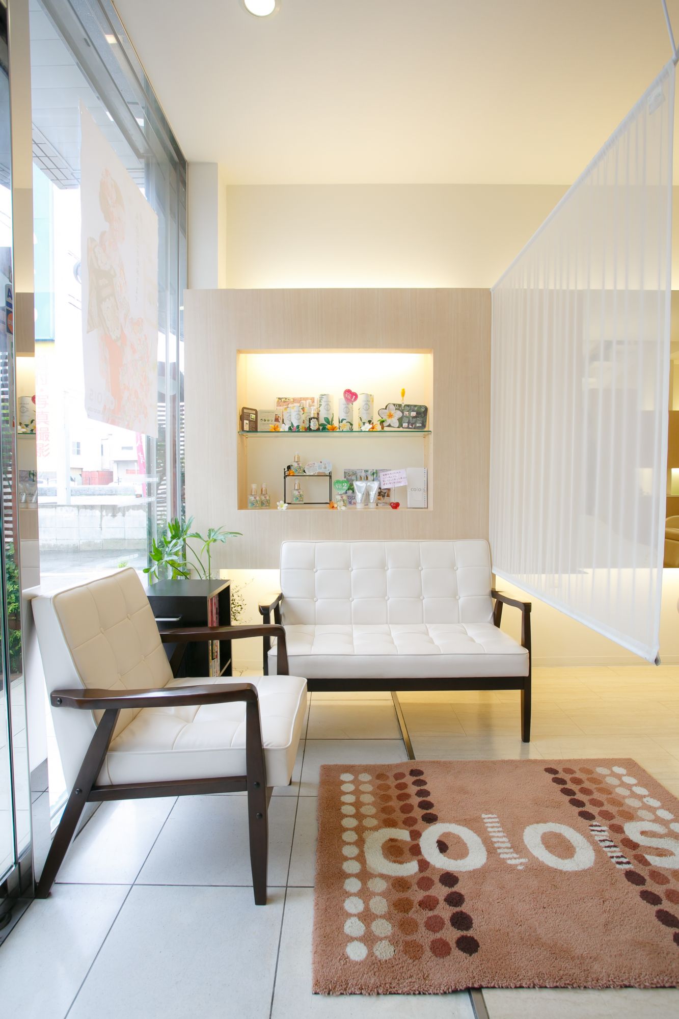 【糸島高校前駅】≪月休8～9日・社会保険完備・平均17:00退勤・交通費は全額支給・高時給スタート≫高月給のため美容師として長く活躍できる環境！着付けの技術も指導できます！幅広い世代のお客様に長く愛されるトータルビューティーサロン「colors（カラーズ）」からスタイリスト（美容師）の求人☆★