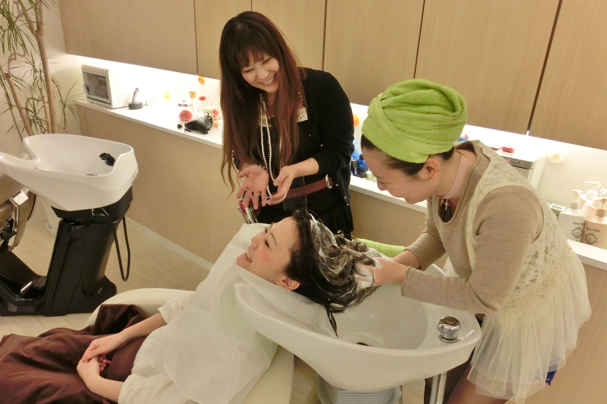 【糸島高校前駅】≪月休8～9日・社会保険完備・平均17:00退勤・交通費は全額支給・高時給スタート≫高月給のため美容師として長く活躍できる環境！着付けの技術も指導できます！幅広い世代のお客様に長く愛されるトータルビューティーサロン「colors（カラーズ）」からスタイリスト（美容師）の求人☆★