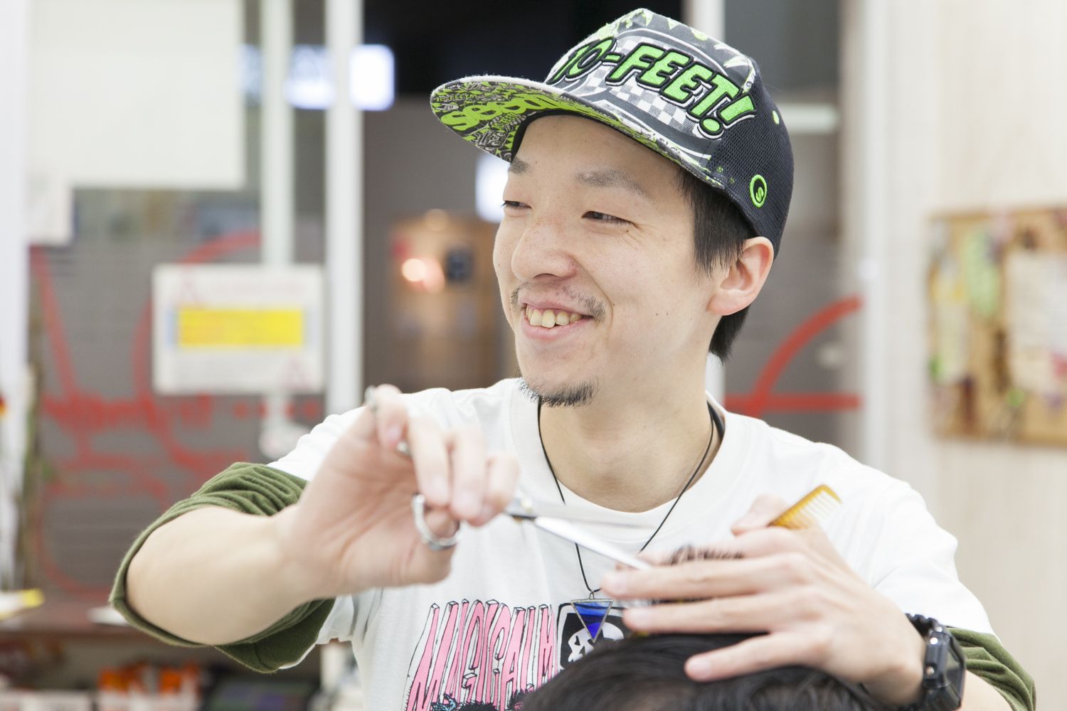 【椎柴】≪有給休暇あり≫≪月23or25日出勤の選択制≫≪時間通りに退社可能≫≪社会保険あり≫≪月給23〜38万円≫幅広い世代が活躍する地域密着店!カット&カラー専門店「フレンドリー ドアイ店(フレンドリードアイテン)」からスタイリスト(美容師)の求人☆★