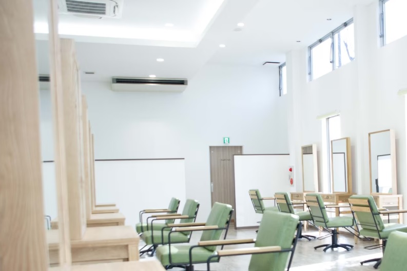 【上津荒木】≪月給18万円スタート・社会保険完備≫集客好調の為ビラ配りもなし。人気のまつエクメニューに加え脱毛メニューもあり。技術の幅を増やし、歩合も狙いやすいんです！！人気のトータルビューティーサロン「HAIR MAKE UN SOMMET（ヘアーメイクアンソメット）」からアイリスト（アイデザイナー・まつげエクステ）の求人☆★