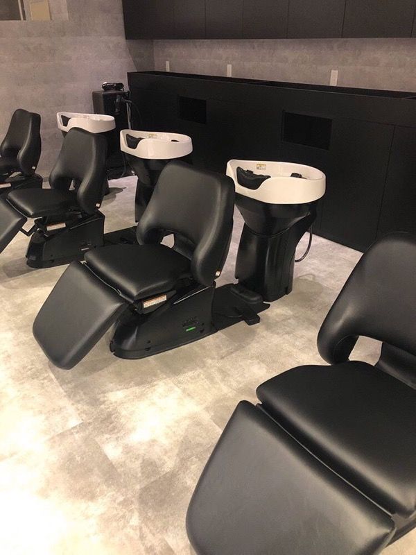 【なんば】 月給23万円  早期デビュー可能 最新設備&豊富な薬剤を揃える人気ヘアサロン！スタイリッシュな店内には個室も完備！全国に向けて展開を予定しています！「_WHITE 難波店（アンダーバーホワイトナンバテン）」からアシスタント（美容師）の求人☆★☆