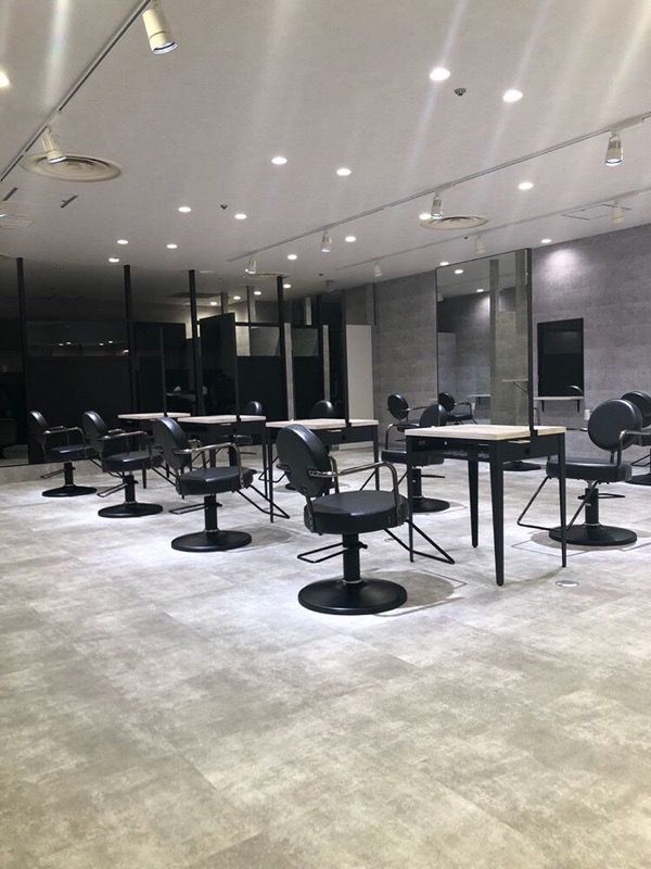 【なんば】 月給23万円  早期デビュー可能 最新設備&豊富な薬剤を揃える人気ヘアサロン！スタイリッシュな店内には個室も完備！全国に向けて展開を予定しています！「_WHITE 難波店（アンダーバーホワイトナンバテン）」からアシスタント（美容師）の求人☆★☆