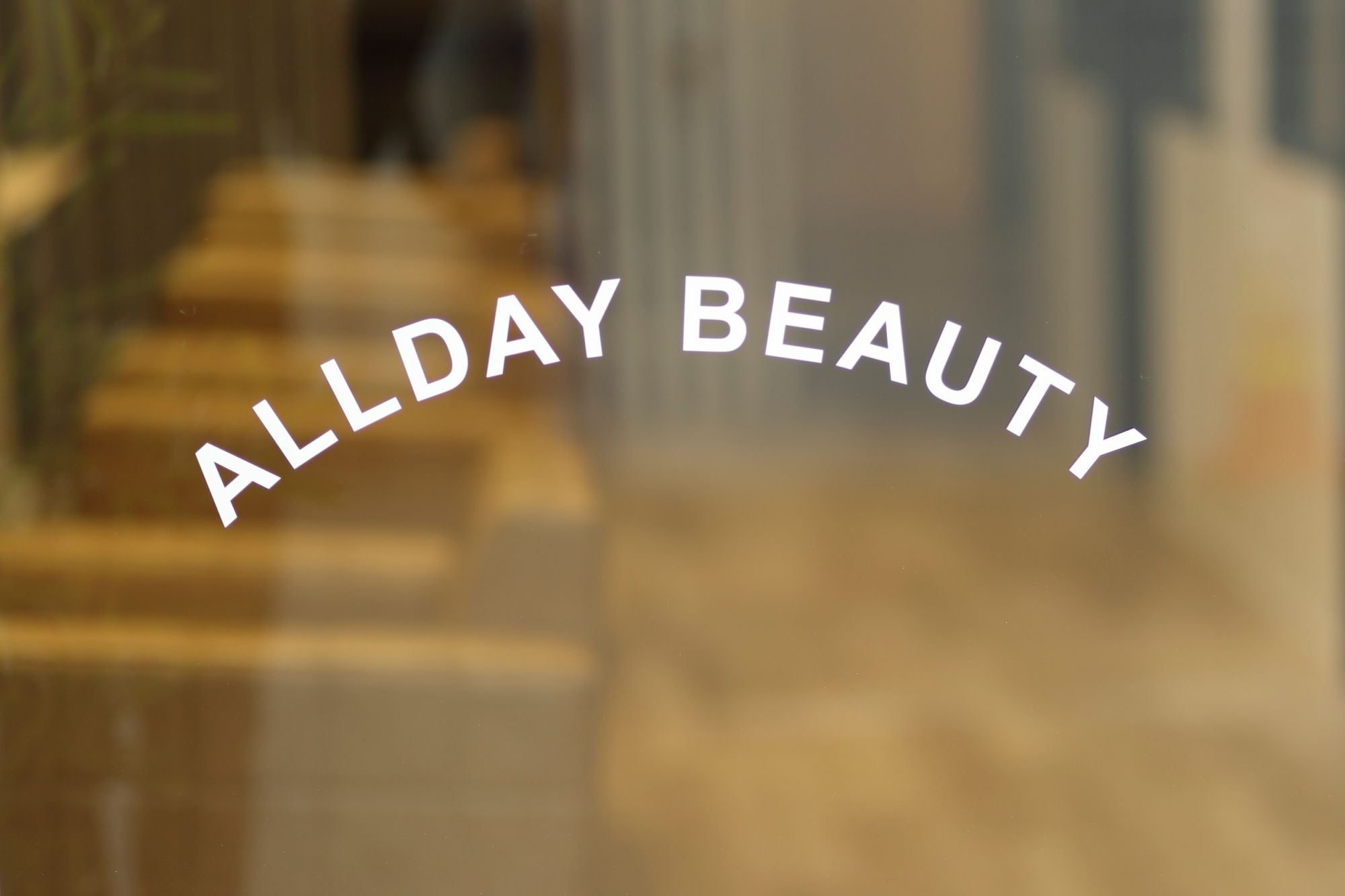 【南堀江】≪社会保険完備≫≪日祝休み≫≪23.5万円＋歩合40％≫≪月平均休日8日以上≫≪平日退社時間18時半≫女性目線で働き方を追求した女性応援美容室。ママさんも大歓迎!!ブランクがある方も安心して働ける環境です。emt plus（エントプラス）からスタイリスト（美容師）の求人☆★