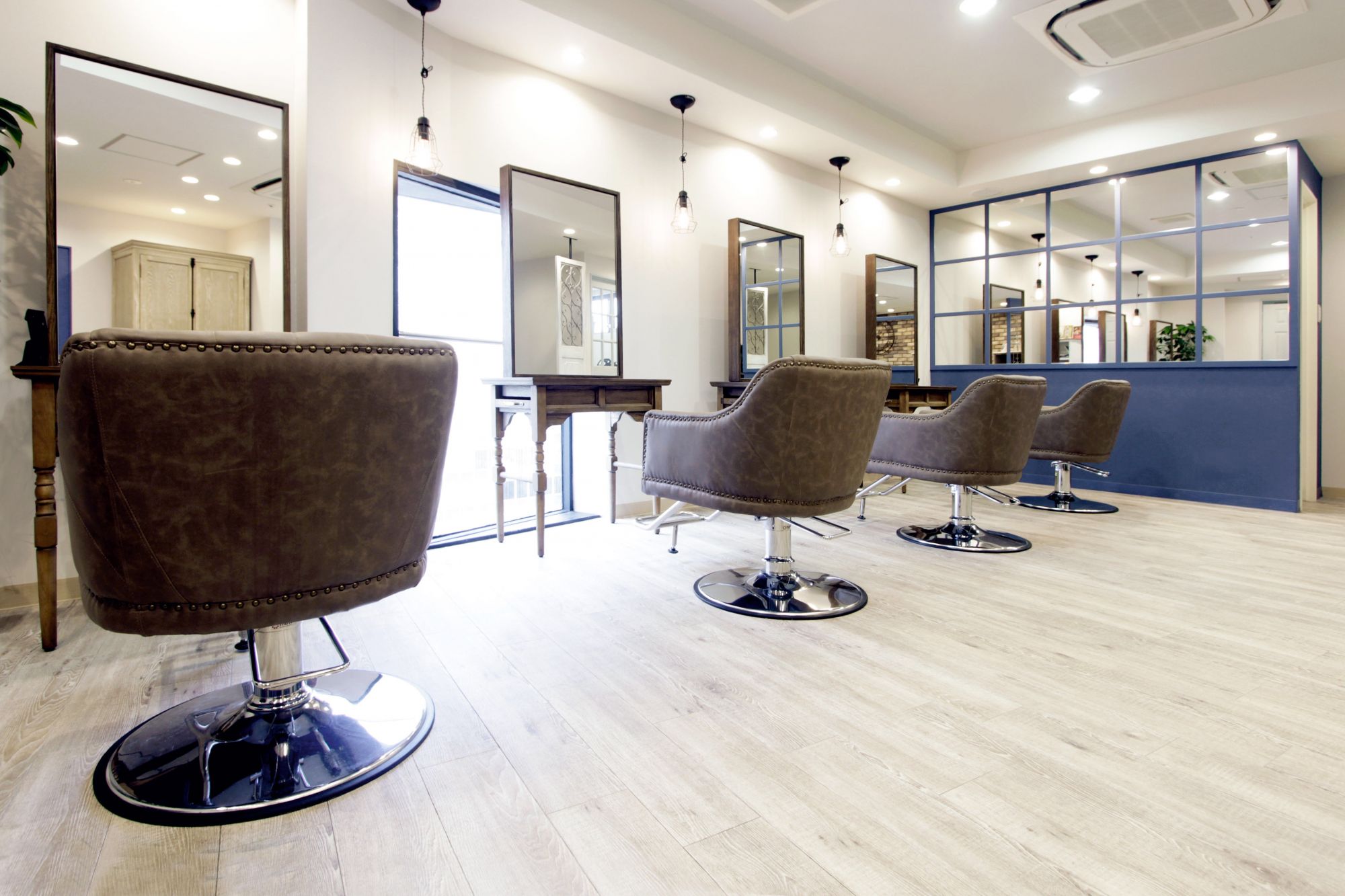 【西梅田】≪土日祝は20時退勤可能≫≪髪質改善が人気のサロン≫≪海外旅行あり≫女性に人気のおしゃれなサロン！ヘッドスパやヘアセットが好きな方にもおすすめ！ゆったりと落ち着いた雰囲気が魅力の「epilogue（エピローグ）」からスタイリスト（美容師）の求人☆★☆