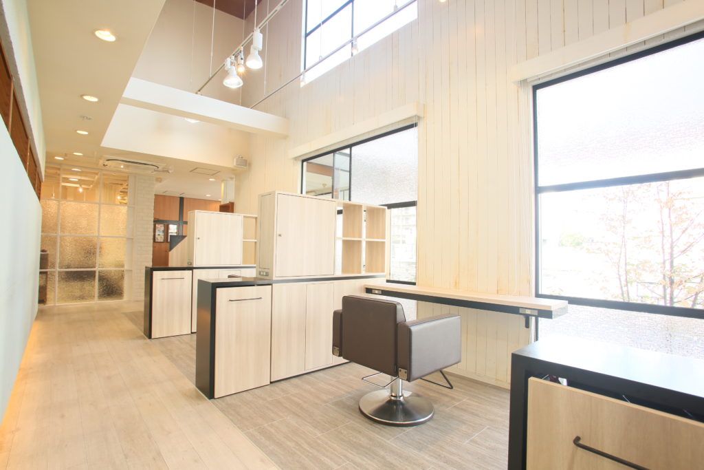 【河内松原】≪月給23万円〜≫≪月8,9日休み≫≪月1回土日休みもOK≫≪社会保険完備≫≪18時半には退勤≫ヘアケアに強く、半個室なので落ち着いて接客できるお店です。女性が長く活躍できるステージがありますよ！「Session pago！（セッションパーゴ）」からスタイリスト（美容師）の求人☆★☆