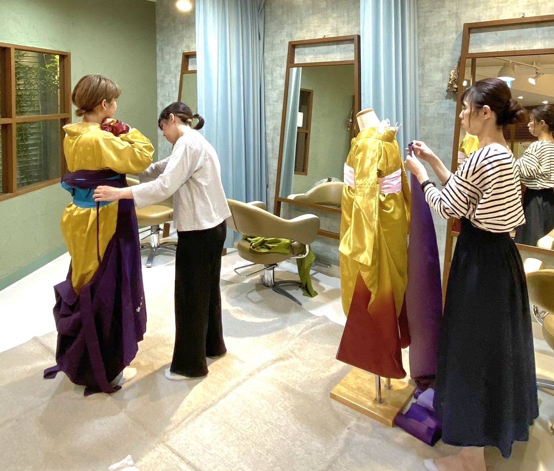 【河内松原】≪デザインカラー率50%以上≫≪月給21.5万円〜≫≪完全週休2日≫≪社会保険完備≫≪18時営業終了≫10～20代でダブルカラー、インナーカラーのお客様多数！先輩の面倒見がすごくいいので、若いお客様と関わりながら楽しく成長できます！地域密着、着付けなども学べる「Epris（エプリ）」からアシスタント（美容師）の求人☆★☆