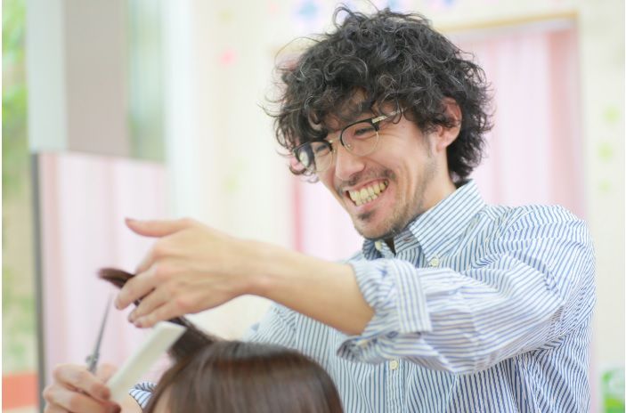 【放出】≪パートスタイリスト募集≫≪時給1300円≫≪土日は時給400円up≫働きやすい環境がウリのカットとカラー専門店!ママさん美容師が多数活躍中!「CUT ROOM COLOR 放出店(カットルームカラーハナテンテン)」からスタイリスト(美容師)の求人☆★