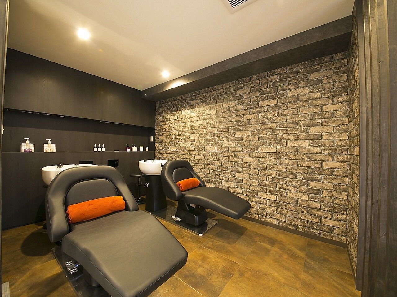 【出戸】≪平均退社時間19時半≫≪営業中レッスンOK≫≪地域密着型サロン≫地域の方々に人気の落ち着いたサロン♪基本的に営業中にレッスンを行い、しっかり技術を学べます！amu yours salon（アムユアーズサロン）からアシスタント（美容師）の求人☆★