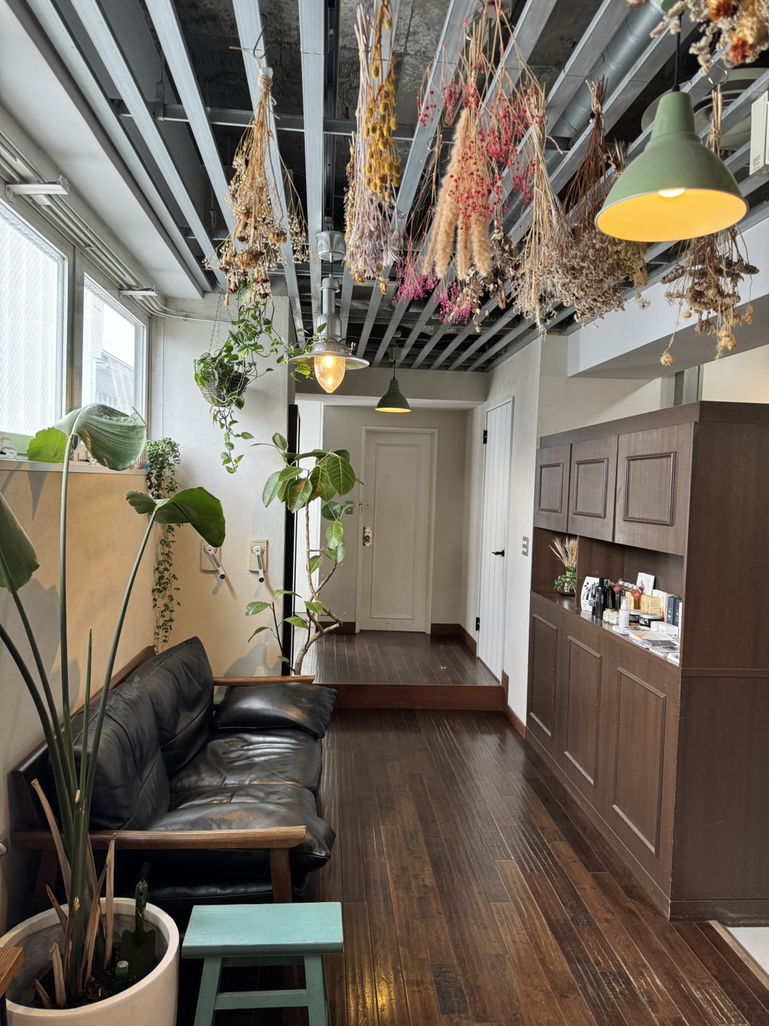 【難波】≪完全週休2日制≫≪日曜は18時まで、実働7時間!≫≪社会保険完備≫≪空き時間にレッスンOK≫2年以内でデビュー可能!アシスタントのうちから希望休も通りやすく、プライベートも充実できますよ!!「JILL Hair Design NAMBA(ジル ヘア デザイン ナンバ)」からアシスタント(美容師)の求人☆★