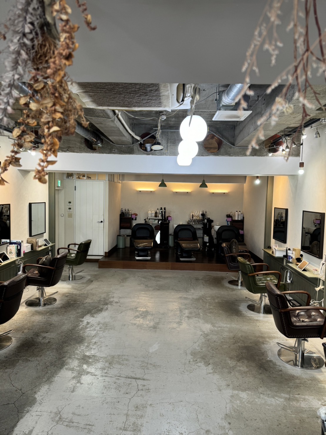 【難波】≪完全週休2日制≫≪日曜は18時まで、実働7時間!≫≪社会保険完備≫≪空き時間にレッスンOK≫2年以内でデビュー可能!アシスタントのうちから希望休も通りやすく、プライベートも充実できますよ!!「JILL Hair Design NAMBA(ジル ヘア デザイン ナンバ)」からアシスタント(美容師)の求人☆★