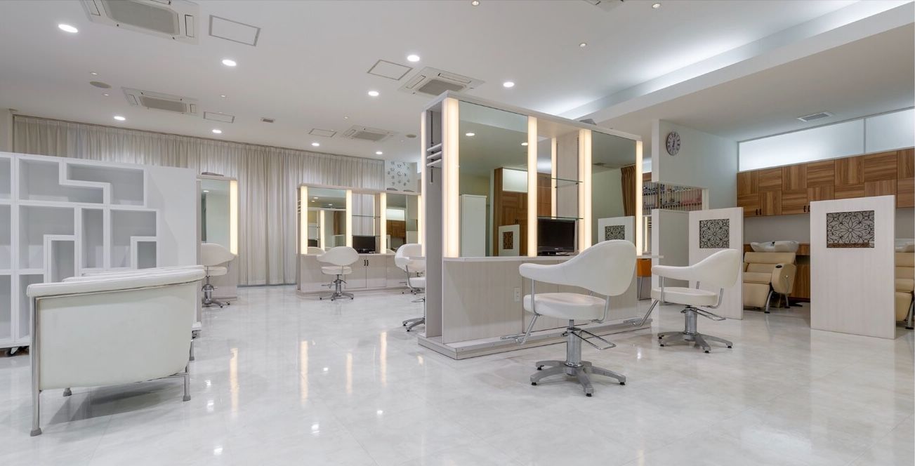 【福間】≪社会保険完備≫駅チカでアクセス抜群♪スタイリストデビューまでのカリキュラムを充実させているのでひとつひとつの技術に自信をもってスタイリストデビューできますよ♪地域密着型ですがトレンドを取り入れたデザインも作る技術力の高い人気ヘアサロン「ATENA 福津店（アテナフクツテン）」からアシスタント（美容師）の求人★☆