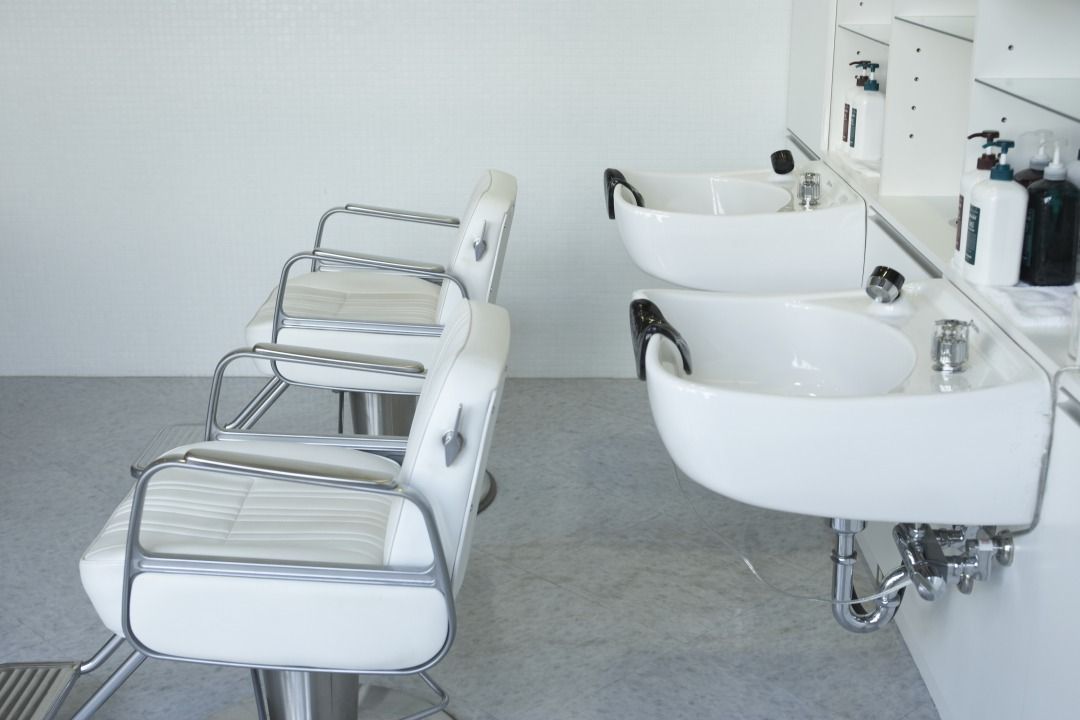 【心斎橋】≪月給20万円〜≫≪月7,8日休み≫≪社会保険完備≫≪有給休暇あり≫≪営業時間内レッスン可能≫平均退社時間20時頃！CMや雑誌の撮影、ファッションショー、ヘアメイクに興味がある方必見！！自分のペースでレッスンを進められる！「TAXI（タクシー）」からアシスタント（美容師）の求人☆★