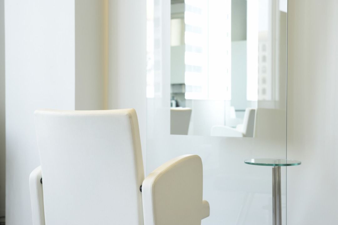 【心斎橋】≪月給20万円〜≫≪月7,8日休み≫≪社会保険完備≫≪有給休暇あり≫≪営業時間内レッスン可能≫平均退社時間20時頃！CMや雑誌の撮影、ファッションショー、ヘアメイクに興味がある方必見！！自分のペースでレッスンを進められる！「TAXI（タクシー）」からアシスタント（美容師）の求人☆★