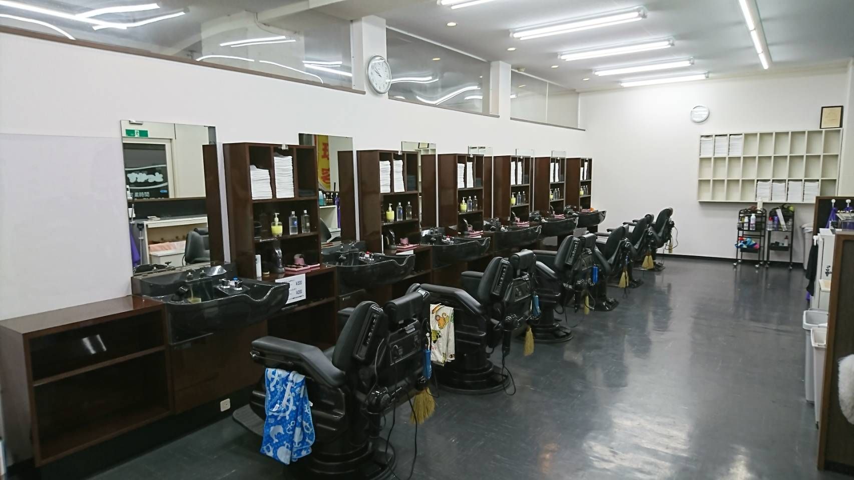 【西京極】≪完全週休2日制と月5日休みを選べる♪≫≪技術者28万円〜≫≪最短1年でデビュー可能≫≪営業時間内レッスン可能≫≪制服貸出あり≫平均退社が19時なので、プライベートの時間も確保しやすい☆すかっと 七条店(スカットシチジョウテン)から理容師(理容室)の求人★☆