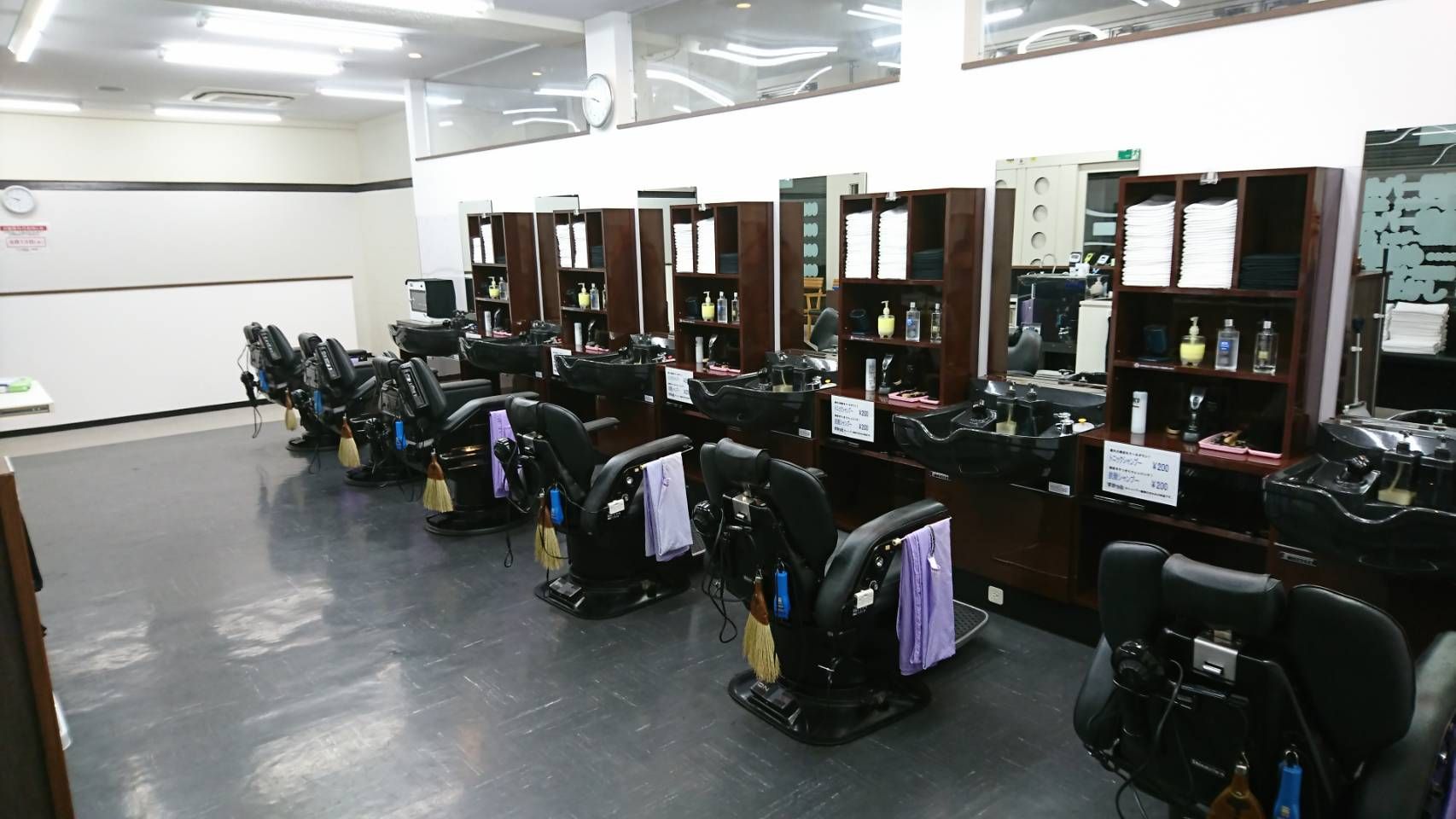 【西京極】≪完全週休2日制と月5日休みを選べる♪≫≪技術者28万円〜≫≪最短1年でデビュー可能≫≪営業時間内レッスン可能≫≪制服貸出あり≫平均退社が19時なので、プライベートの時間も確保しやすい☆すかっと 七条店(スカットシチジョウテン)から理容師(理容室)の求人★☆