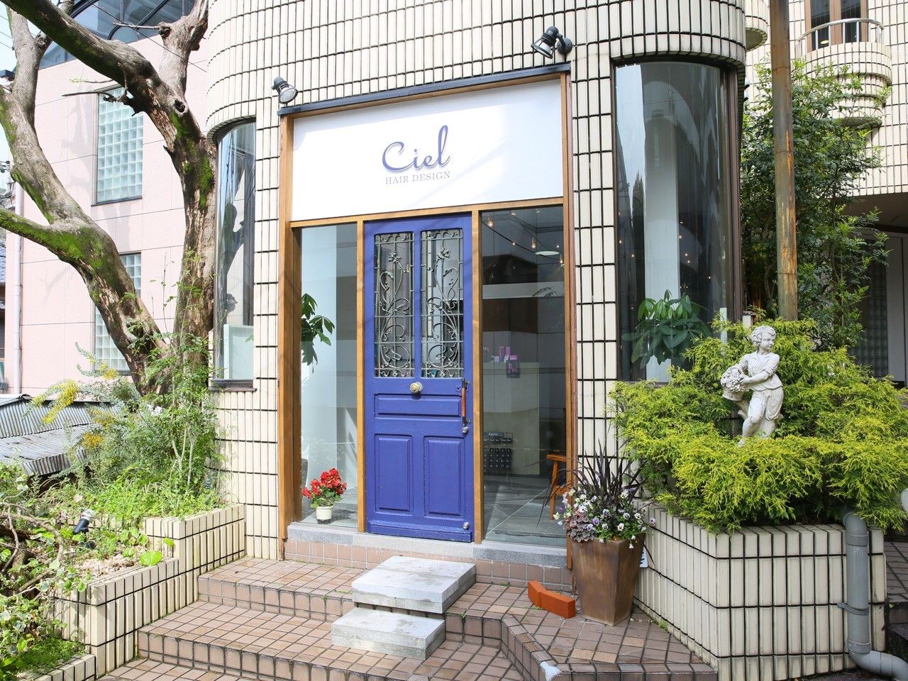 【宝塚駅】≪完全週休2日制≫≪最大9連休可能≫≪平均退社時間20時≫≪社会保険完備≫≪空き時間のレッスンOK≫エリアNO1のヘアデザイン力を誇る人気のサロン！楽しく働けるような環境を整えており、プライベートも充実できます♪Ciel HAIR DESIGN（シエルヘアーデザイン）からアシスタント（美容師）の求人☆★