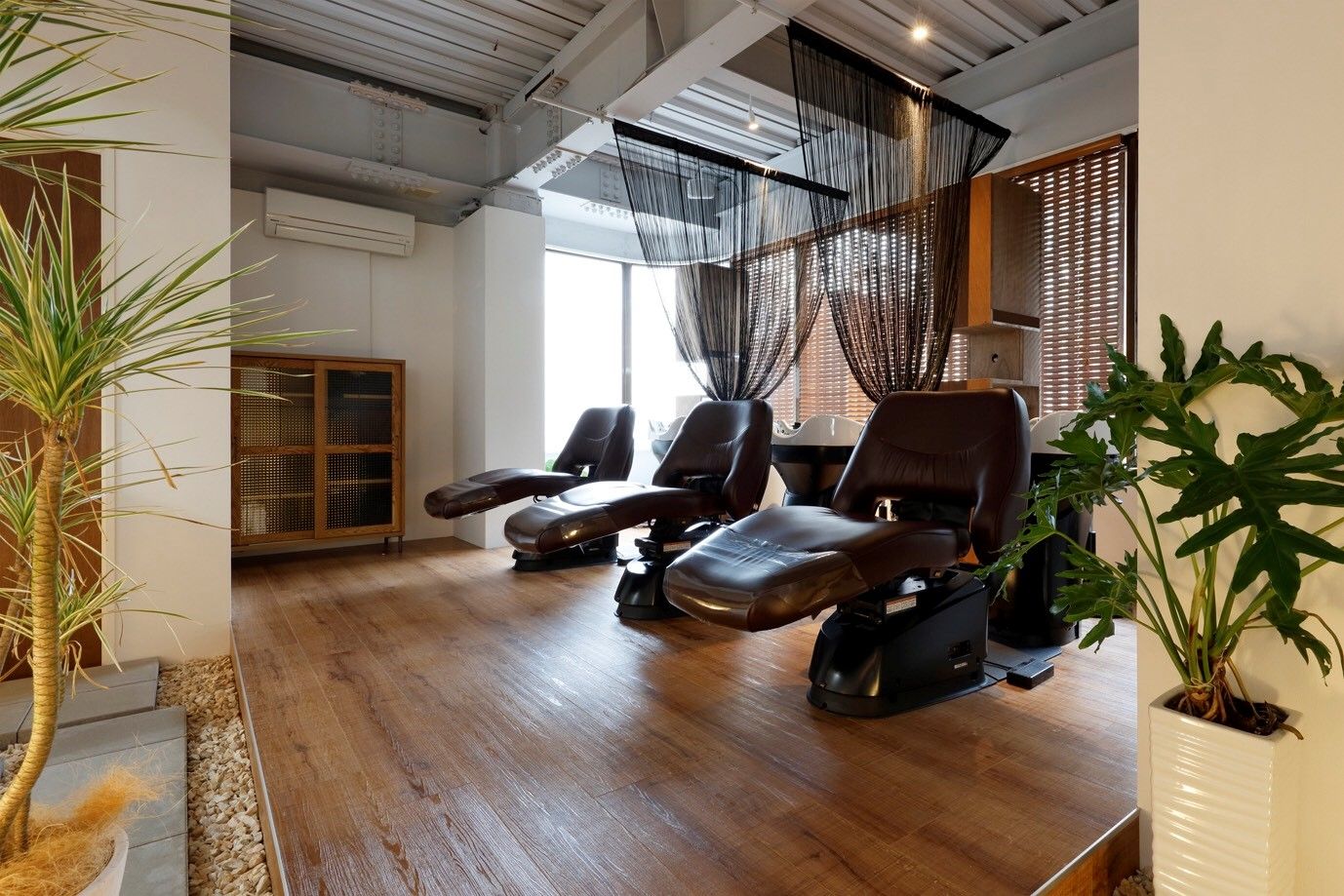 【宝塚駅】≪完全週休2日制≫≪最大9連休可能≫≪平均退社時間20時≫≪社会保険完備≫≪空き時間のレッスンOK≫エリアNO1のヘアデザイン力を誇る人気のサロン！楽しく働けるような環境を整えており、プライベートも充実できます♪Ciel HAIR DESIGN（シエルヘアーデザイン）からアシスタント（美容師）の求人☆★