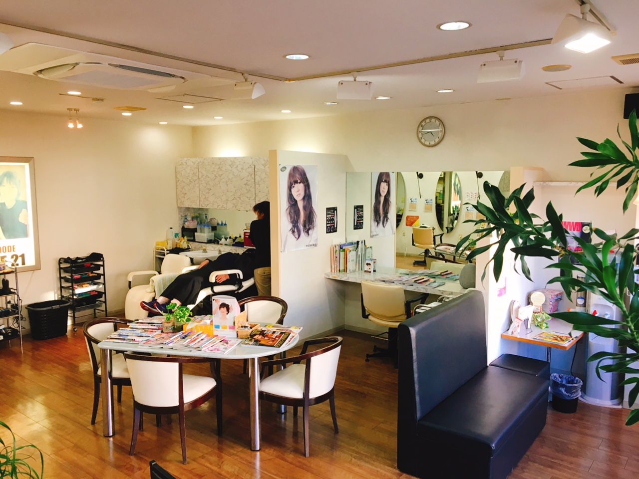 【JR柏原駅】≪社会保険完備&月8日休み≫スタッフ同士の中が良く、楽しく働いていけます!地域の幅広い年齢層の方から指示を集めるサロン「HAIR MODE WAVE21(ヘアーモードウェーブニジュウイチ)」からスタイリスト(美容師)の求人☆★☆