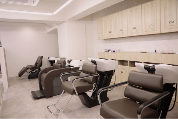 【都島】≪アイリストとの兼任も可能≫≪完全週休二日制≫≪社会保険完備≫≪営業時間内レッスン可能≫最短1年半でデビュー可能◎入社4か月後にはカットレッスン開始！「半個室サロンLis 都島店（ハンコシツサロンリズミヤコジマテン）」からアシスタント（美容師）の求人☆★