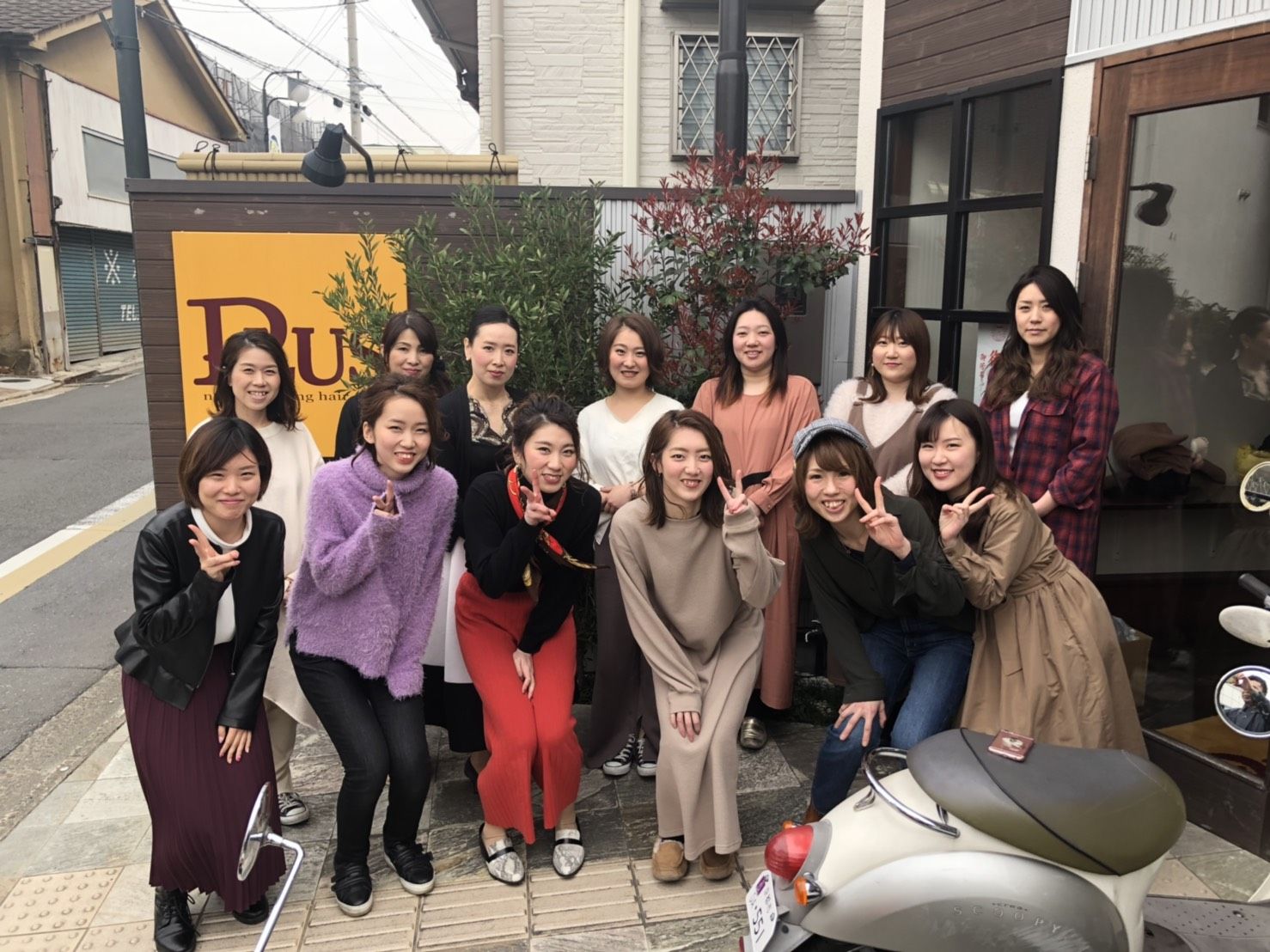 【墨染】≪完全週休2日制≫≪月給20万円~≫≪社会保険完備≫≪一人暮らし手当あり≫≪最短2年でデビュー可能≫9時~18時までの営業!営業時間内レッスン可能!風通しが良く離職率がとても低く、働きやすいアットホームサロン◎「PLUS 本店(プルスホンテン)」からアシスタント(美容師)の求人☆☆