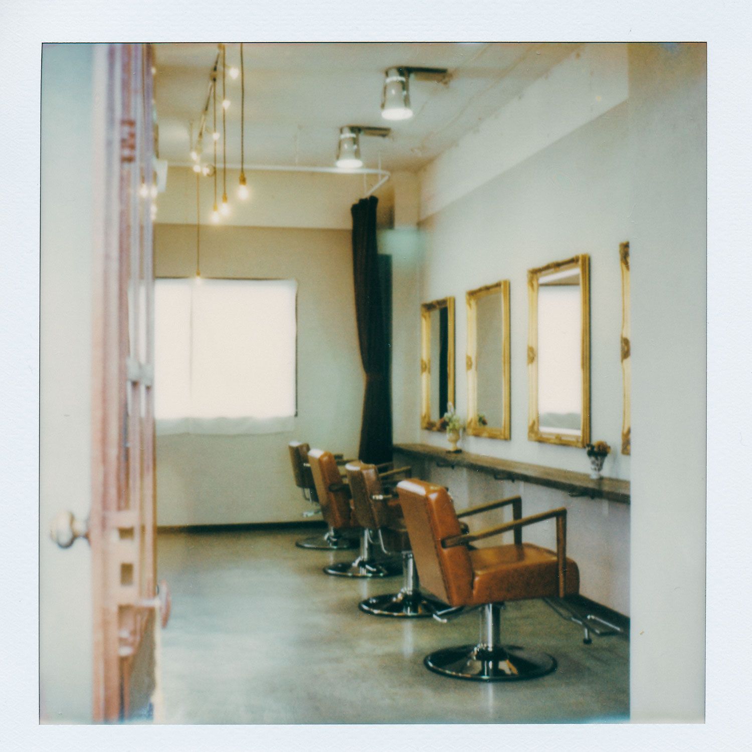 【阿波富田】≪19時までに退勤可能≫≪土日休みOK≫≪社会保険完備≫≪2年でデビュー可能≫≪営業中レッスンOK≫実力をつけたい方必見！楽しく働きながら成長できます☆トレンドを抑えつつ、撮影も学べますよ♪早期デビューを目指す方にもおススメ！Le blanc hair gallery（ルブランヘアギャラリー）からアシスタント（美容師）の求人☆★