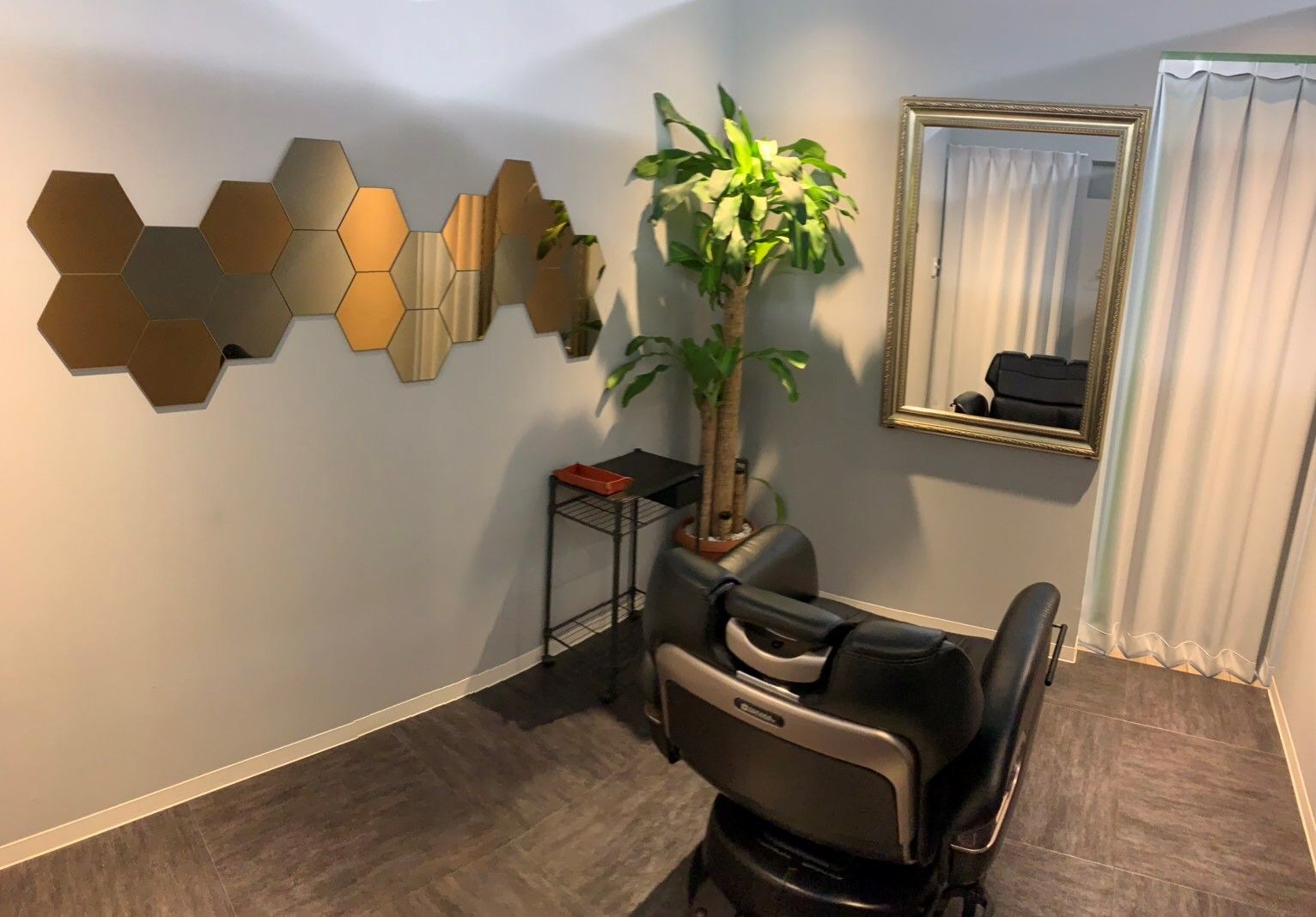 【西長堀】≪頑張り次第で最短1年でのデビュー可能≫≪営業中レッスンOK≫≪海外旅行あり≫≪社会保険完備≫20代のお客様に人気のメンズサロン！基本的に朝に時間を決めてレッスンを行うので、無駄な時間がありません！早期デビューを目指したい方にもおススメ！「VANGOO（バングー）」からアシスタント（美容師・理容師）の求人★★