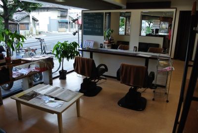【北巽】美容室と理容室が併設しているので、オールマイティーな技術を習得できる環境!幅広い年齢層のお客様から支持され続けるユニセックスサロン「hair styling east (ヘアスタイリングイースト)」からアシスタント(美容師・理容師)の求人★☆