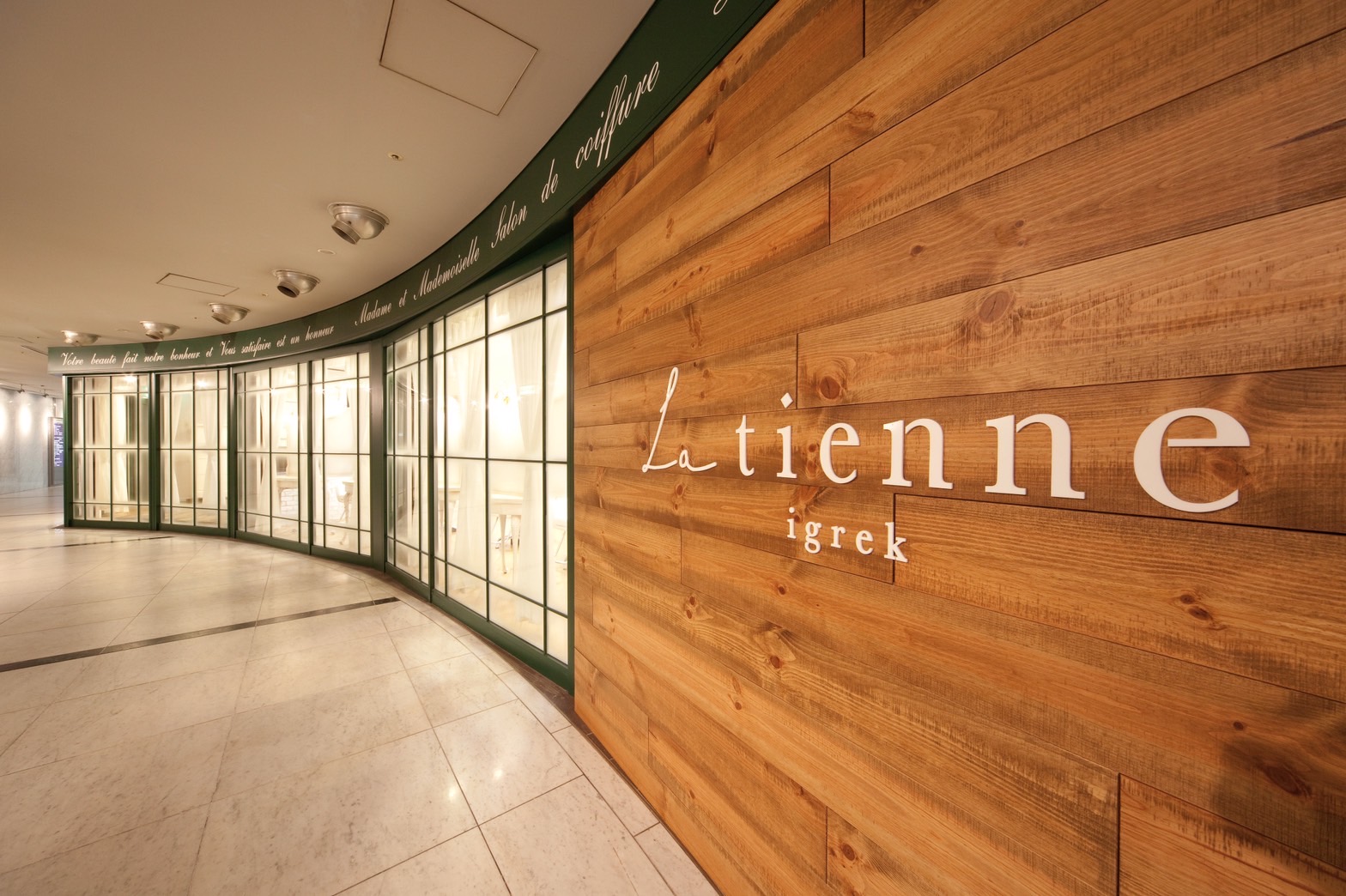 【梅田】週休2日制！月8日以上休み、歩合還元35%カット入客チャンスが多いのも魅力的！教育指導に力を入れ、数字を上げ続ける美容師になれる教育カリキュラムが充実！「La tienne igrek（ラティアンヌイグレック）」からスタイリスト（美容師）の求人☆★