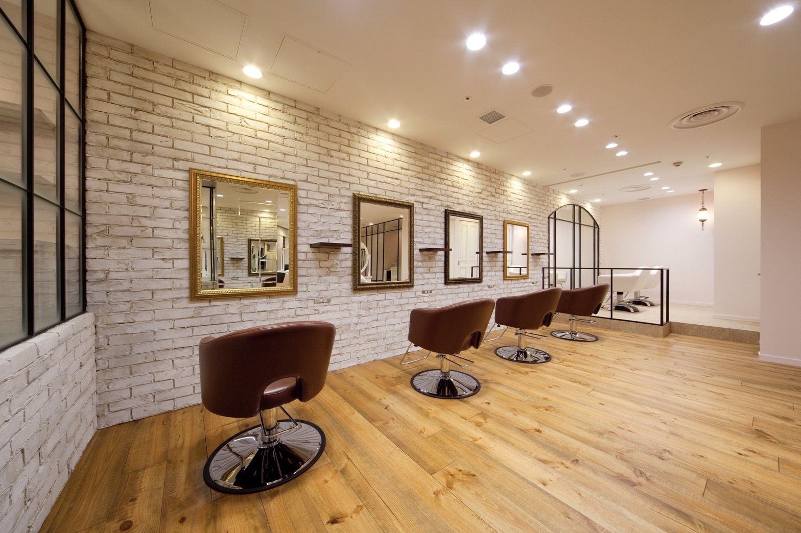 【梅田】週休2日制！月8日以上休み、歩合還元35%カット入客チャンスが多いのも魅力的！教育指導に力を入れ、数字を上げ続ける美容師になれる教育カリキュラムが充実！「La tienne igrek（ラティアンヌイグレック）」からスタイリスト（美容師）の求人☆★