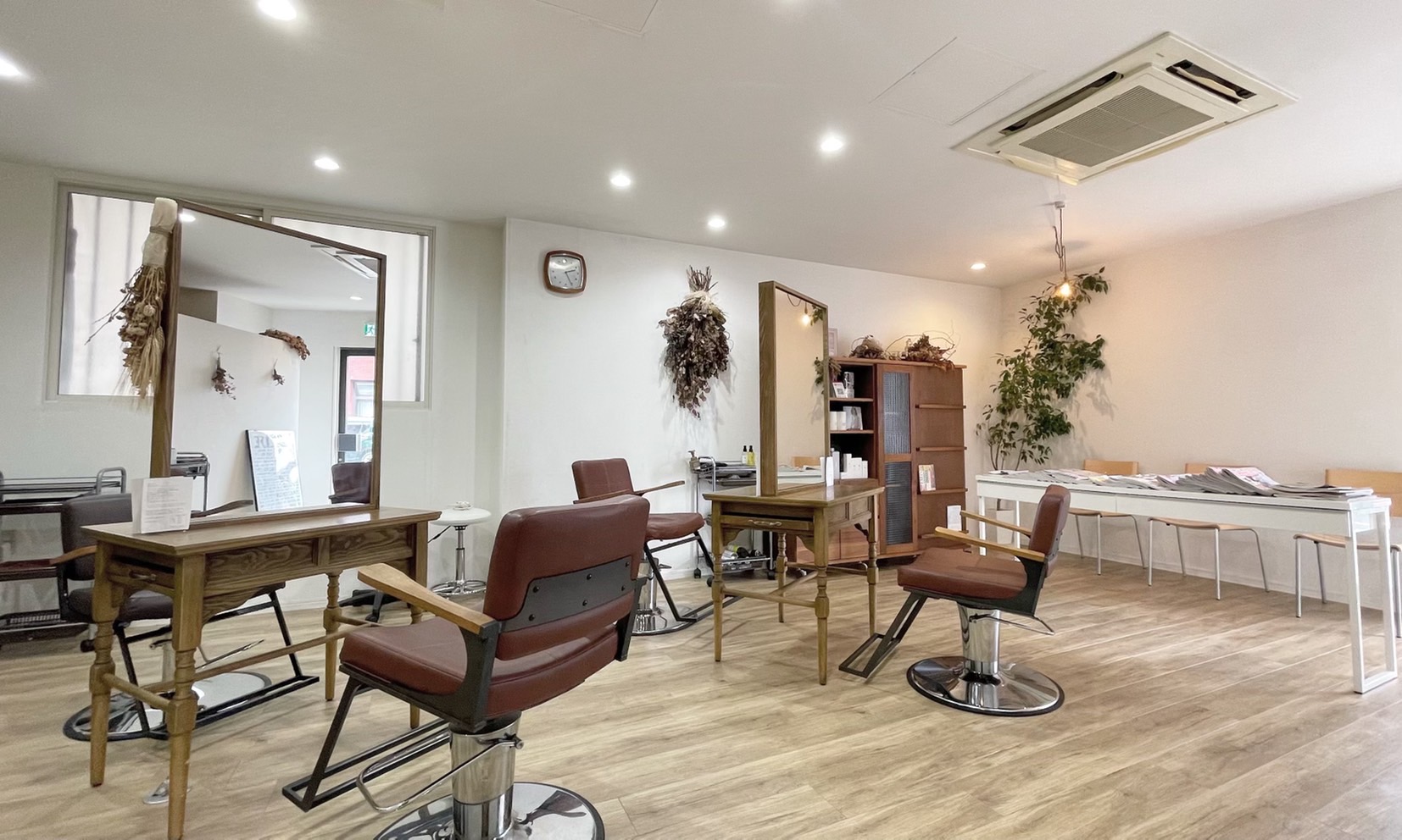 【甘木駅】≪月給21万円〜・社会保険完備・月8日休み・マンツーマン接客≫お客様との時間を大事にしたい方にオススメ！！郊外にある小規模×少人数のプライベートヘアサロン「SEED hair design（シードヘアーデザイン）」からスタイリスト（美容師）の求人★☆