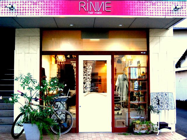 【健軍校前】平均退勤時間19時頃！！営業中にレッスンを行い約1年半〜2年でスタイリストデビュー可能！！無理な予約のとり方をせずお客様と向き合い、素敵な笑顔を作る髪質改善が得意なヘアサロン「RINNE（リンネ）」からアシスタント（美容師）の求人☆☆