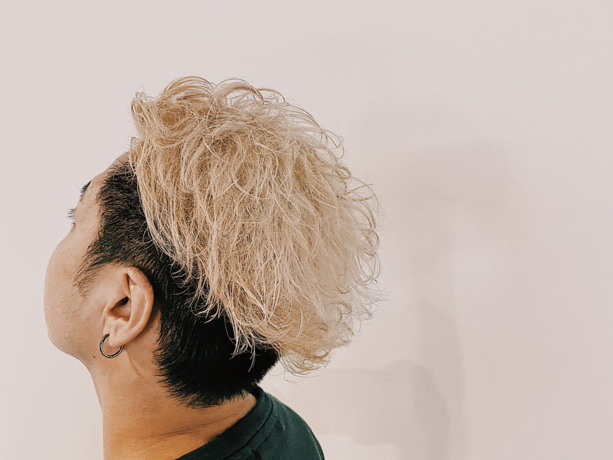 【東淀川】≪社会保険完備≫≪ブリーチやデザインカラーに強い≫≪フェードやパーマもおまかせ≫ブリーチなど個性的なスタイル提案で人気のメンズ専門店！メンズカラー、カットが好きという方にピッタリの「A-ge（アージ）」からアシスタント（美容師）の求人★☆