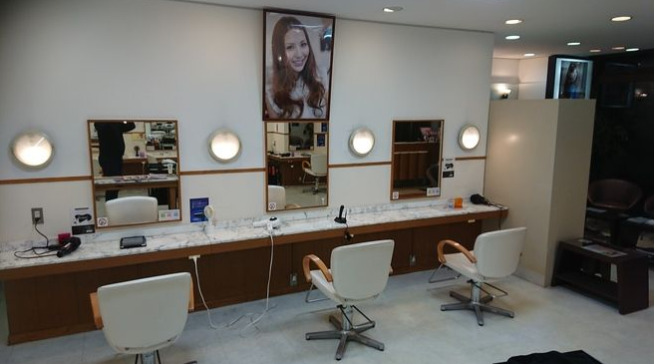 【園田】≪月10日休みOK≫≪19時半には退勤可能≫≪最大60万円を目指せる≫地域密着型のアットホームサロン!お客様との距離が近く、楽しく仕事ができます☆予約制ではないので入客チャンスあり♪Reber(リベル)からスタイリスト(美容師)の求人☆★