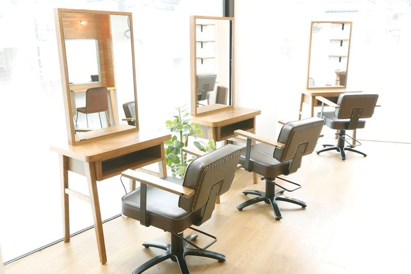 【自由が丘】■月25万円の最低保障給あり■指名50％還元／フリー40％還元の完全歩合制！薬剤にもこだわりがあるため、有名システムトリートメントもメニューにあり♪休日は完全自由！単価UPを狙いやすいBUZZ bee 自由が丘店（バズビージユウガオカテン）からスタイリスト（美容師）の求人★☆