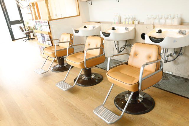 【自由が丘】■月25万円の最低保障給あり■指名50％還元／フリー40％還元の完全歩合制！薬剤にもこだわりがあるため、有名システムトリートメントもメニューにあり♪休日は完全自由！単価UPを狙いやすいBUZZ bee 自由が丘店（バズビージユウガオカテン）からスタイリスト（美容師）の求人★☆