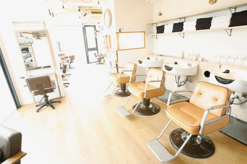 【自由が丘】■月25万円の最低保障給あり■指名50％還元／フリー40％還元の完全歩合制！薬剤にもこだわりがあるため、有名システムトリートメントもメニューにあり♪休日は完全自由！単価UPを狙いやすいBUZZ bee 自由が丘店（バズビージユウガオカテン）からスタイリスト（美容師）の求人★☆