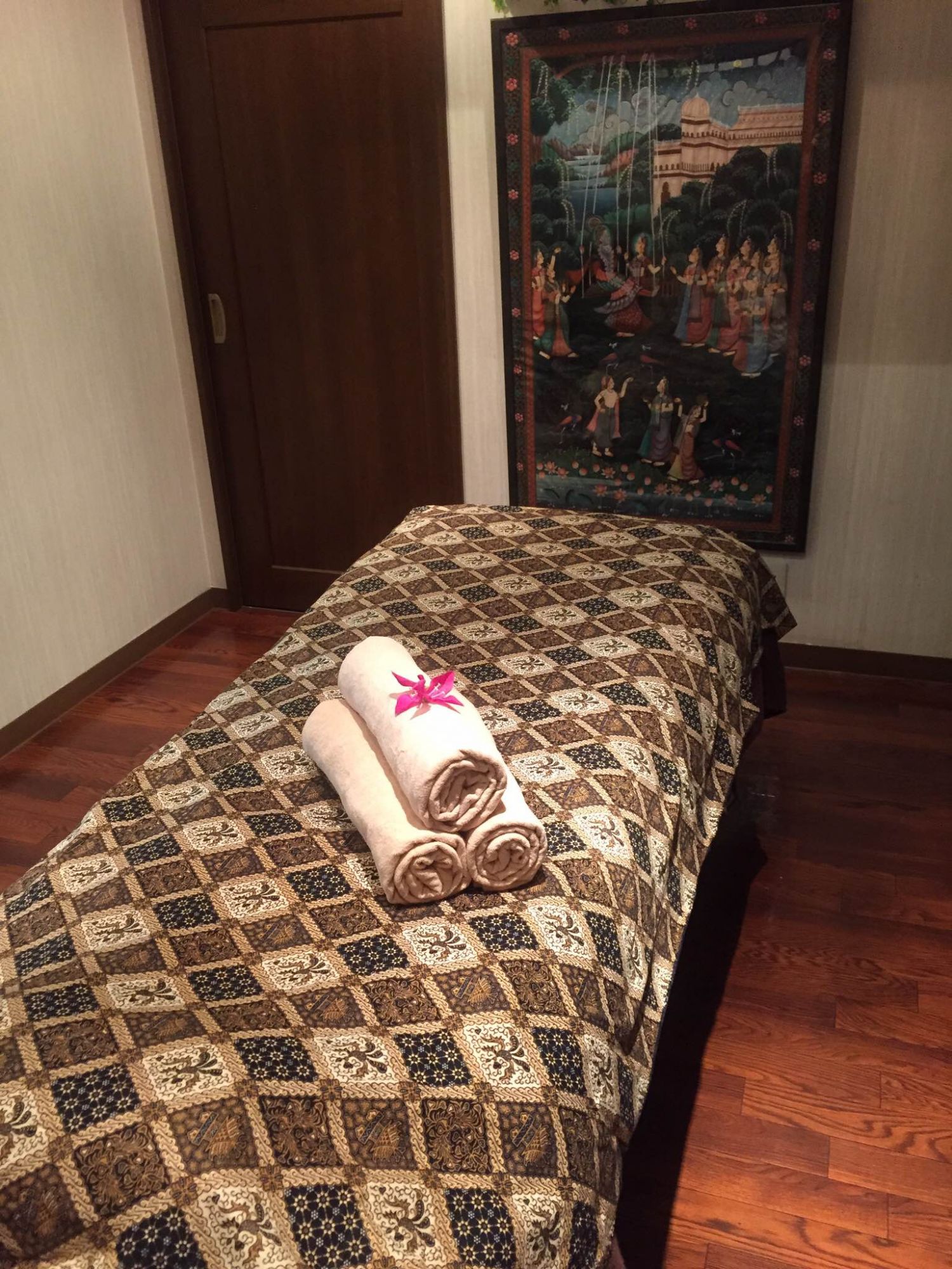 【江坂】≪毎週日曜休み≫社会保険完備！「痩身」で数多くの実績をもつ、本格インドエステ・アーユルヴェーダ専門サロン♪”HATTI 江坂店（ハッティエサカテン）”からエステティシャンの求人★★