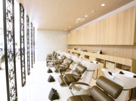 【青葉台】◆有給休暇あり・月8日休み・寮あり・2年以内でのデビュー可能・社会保険完備◆楽しく働く笑顔の素敵なスタッフさんが印象的♪しっかりとしたカリキュラムで充実の美容師ライフが送れます☆20代のお客様を中心に人気のトータルビューティーサロンQUATRO 青葉台店（クアトロアオバダイテン）からアシスタント（美容師）の求人☆★