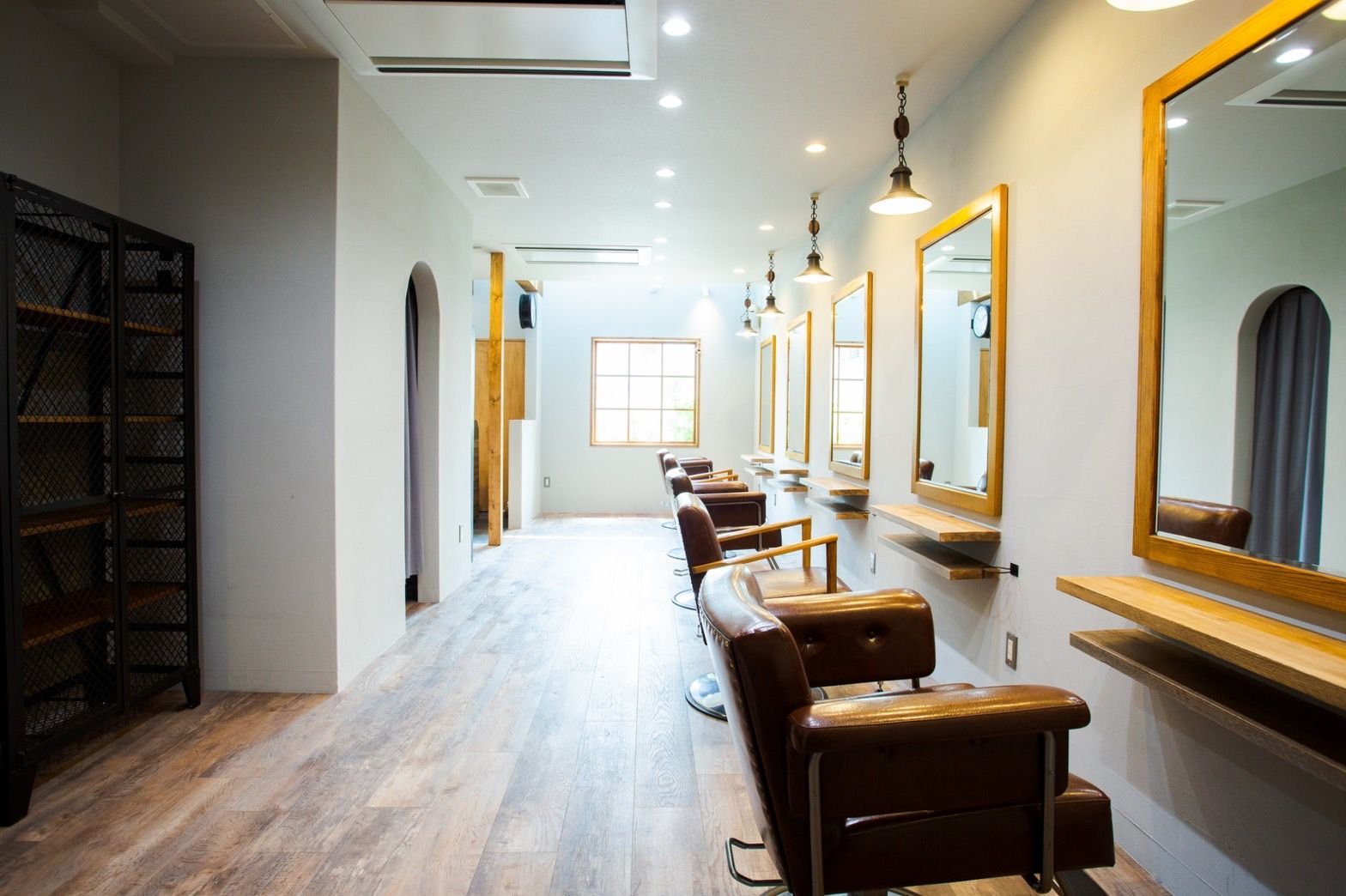 【関目高殿】＜月8,9日休み＞＜社会保険完備＞＜営業時間内レッスン可能＞撮影や着付け、メイクも学べる！再現性の高いドライカットの技術も取得可能！スタッフ同士仲が良く離職率が低いアットホームサロン！レッスンはスタイリストにしっかり見てもらえる◎AR hair（アールヘアー）からアシスタント（美容師）の求人☆★☆