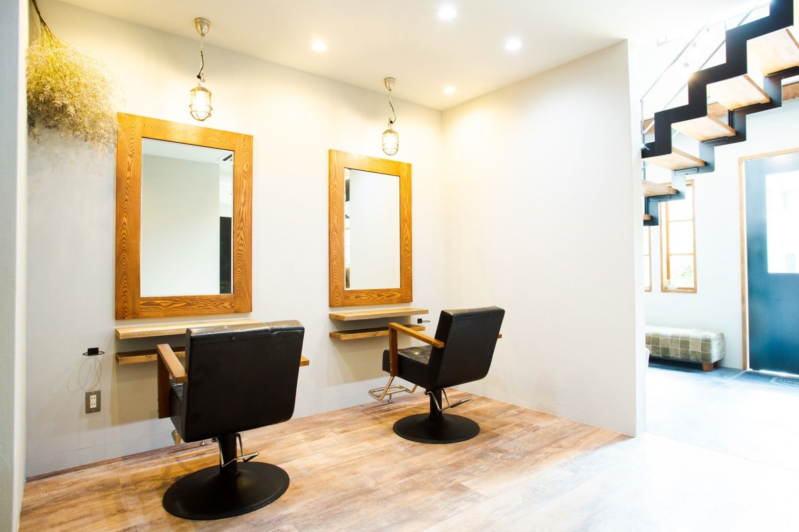 【関目高殿】＜月8,9日休み＞＜社会保険完備＞＜営業時間内レッスン可能＞撮影や着付け、メイクも学べる！再現性の高いドライカットの技術も取得可能！スタッフ同士仲が良く離職率が低いアットホームサロン！レッスンはスタイリストにしっかり見てもらえる◎AR hair（アールヘアー）からアシスタント（美容師）の求人☆★☆