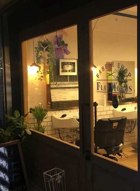 【JR吹田】≪日曜定休あり≫指導経験も豊富な気さくなオーナー！少人数なのでメリハリレッスンで成長していけますよ。ワンランク上の男を目指すお客様のためのメンズサロン「FLAT WORKS（フラットワークス）」から理容師（理容室）の求人☆★